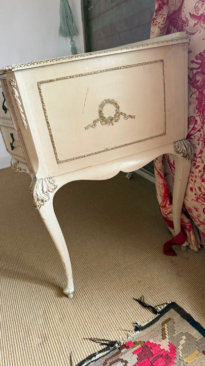 DRESSER