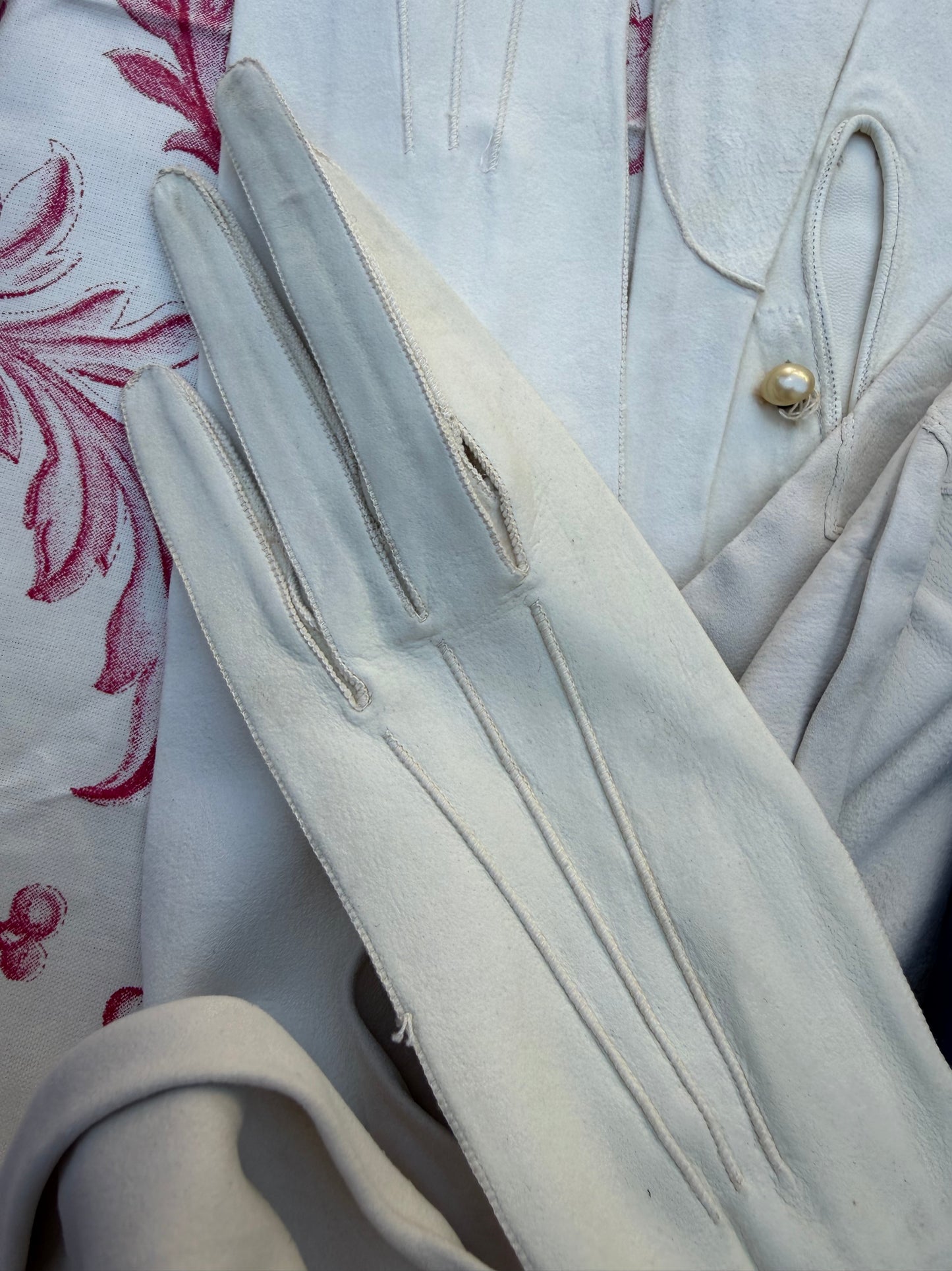 ANTIQUE GLOVES