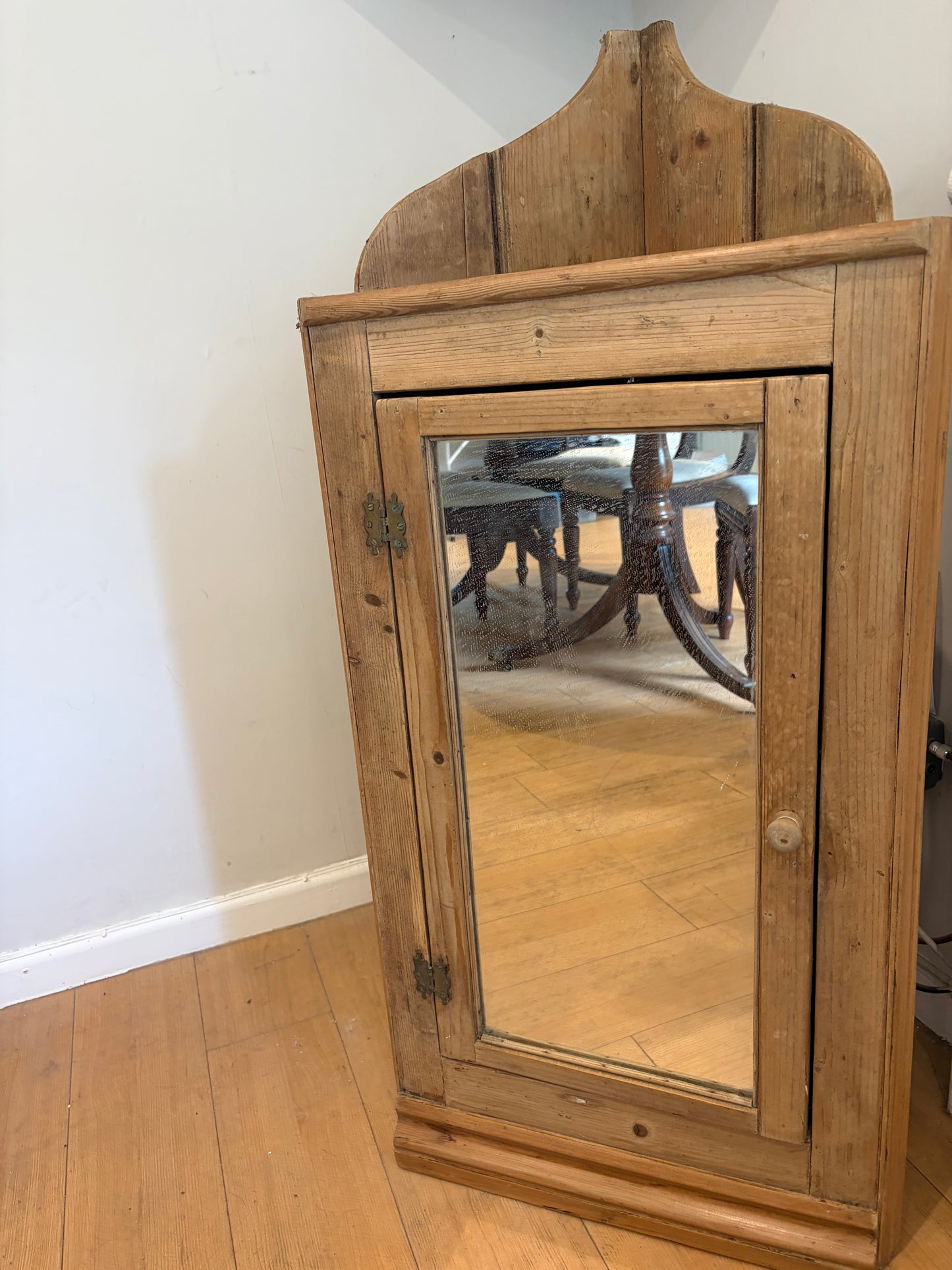 CORNER CABINET
