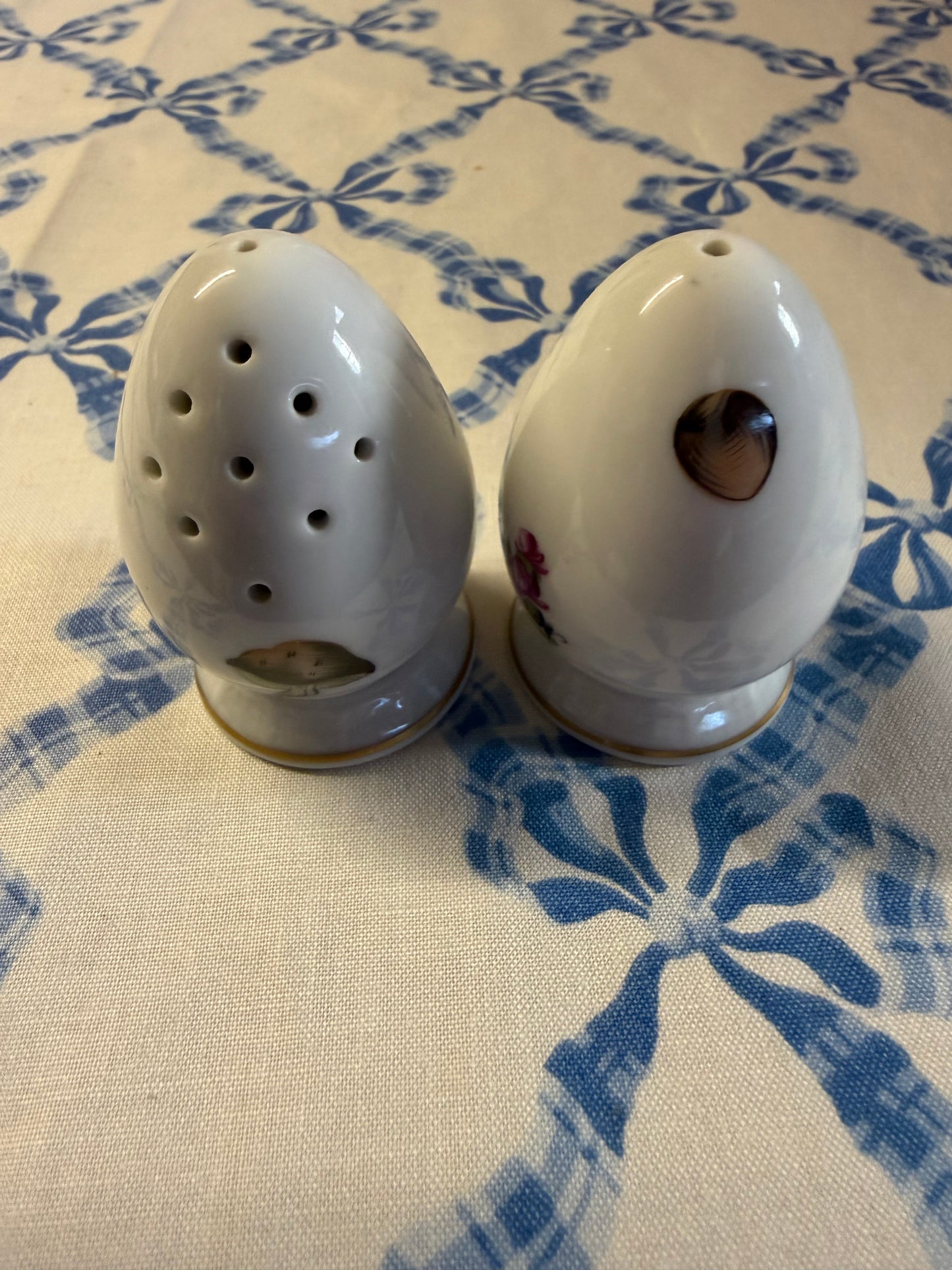 SALT AND PEPPER SHAKER