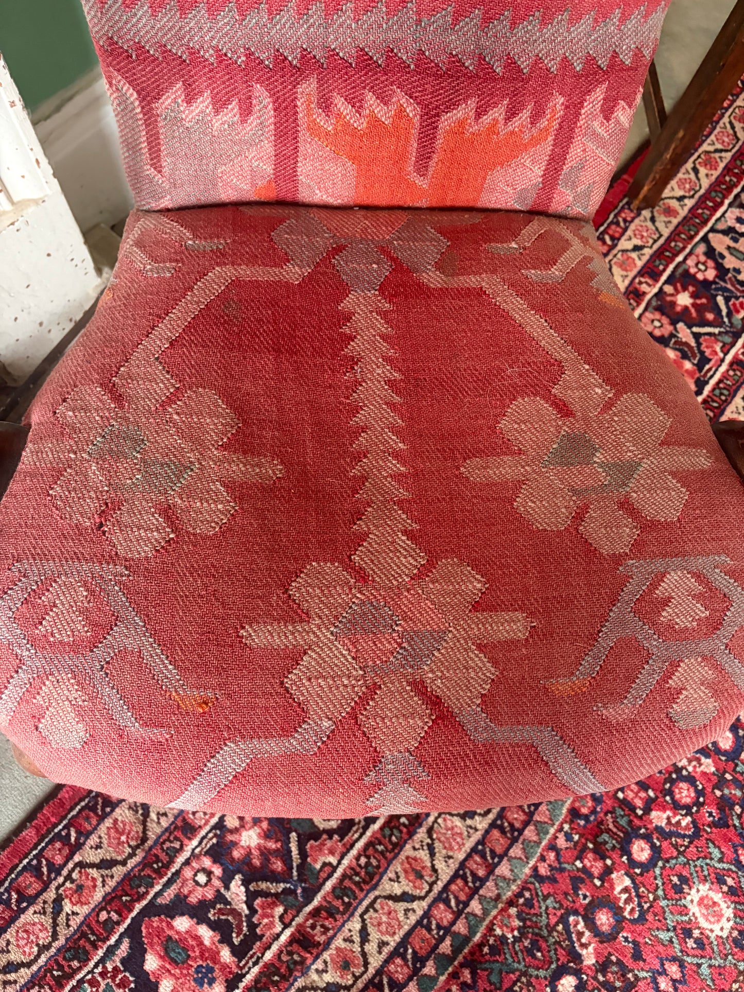 ANTIQUE CHAIR