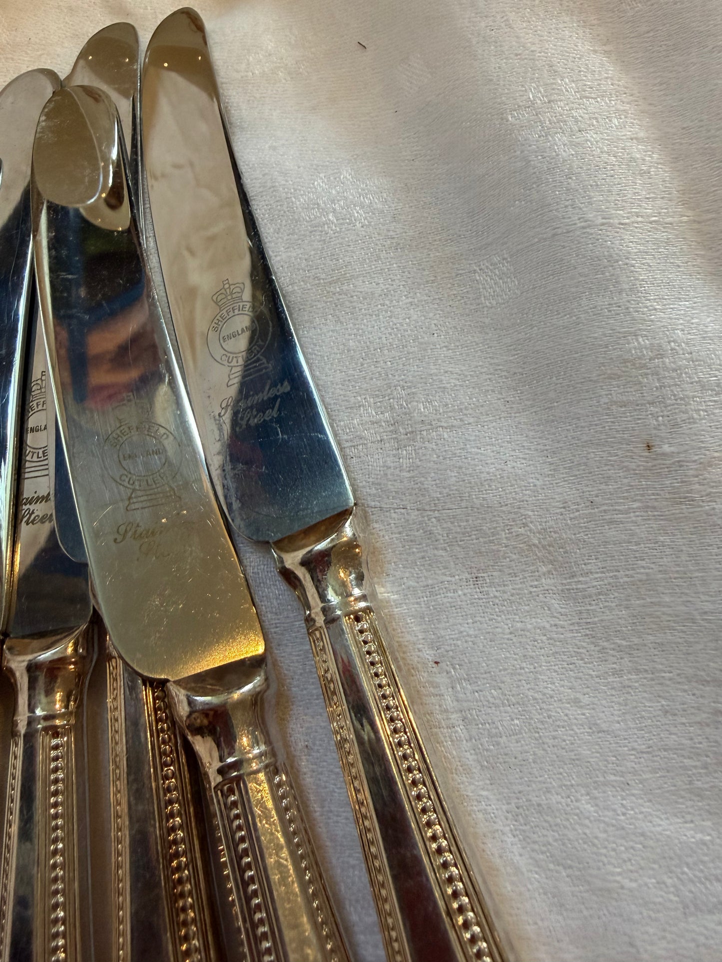 6 KNIVES