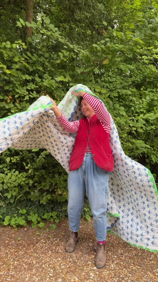 BLUE SWALLOW QUILT KING